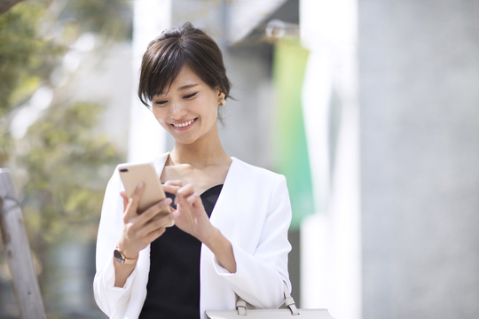 問い合わせをする女性