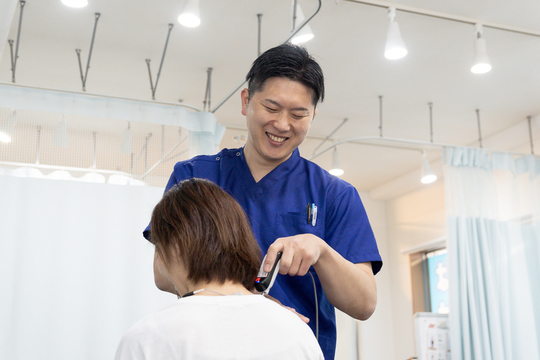 ぎっくり腰への施術の様子